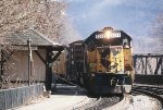 CSX 6318 heads west with a consist of mixed freight